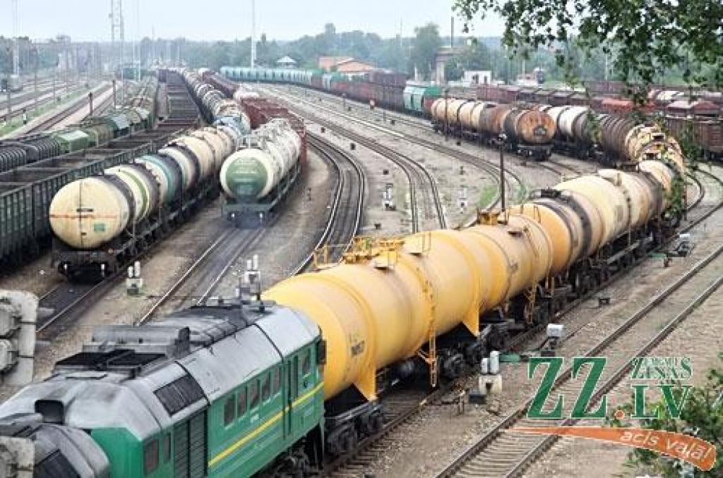 Kravas vilciens Cukurfabrikas stacijā liek riskēt ar dzīvību