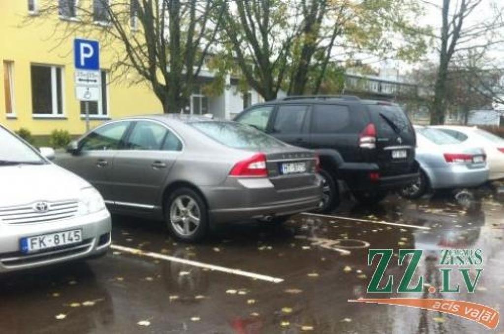 Rāviņš par dienesta auto invalīdu stāvvietā: «Biju pārliecināts, ka novietoju mašīnu blakus»