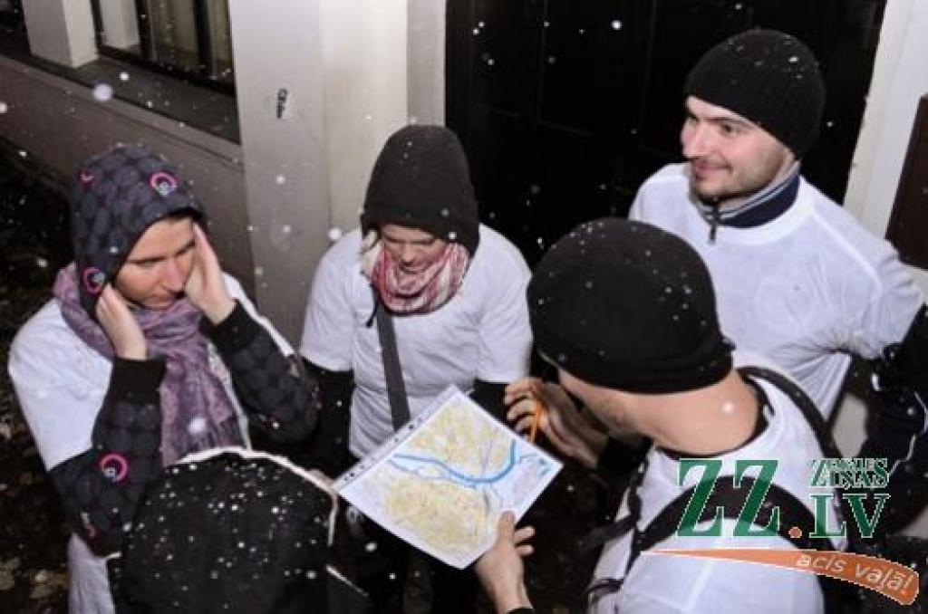 Foto: Sacensību «Nobīsties Jelgavā» dalībnieki bauda sniegu un tumsu