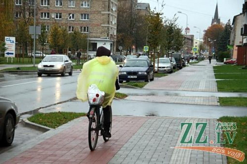 Gājējus un velosipēdistus Raiņa ielā nenodalīs