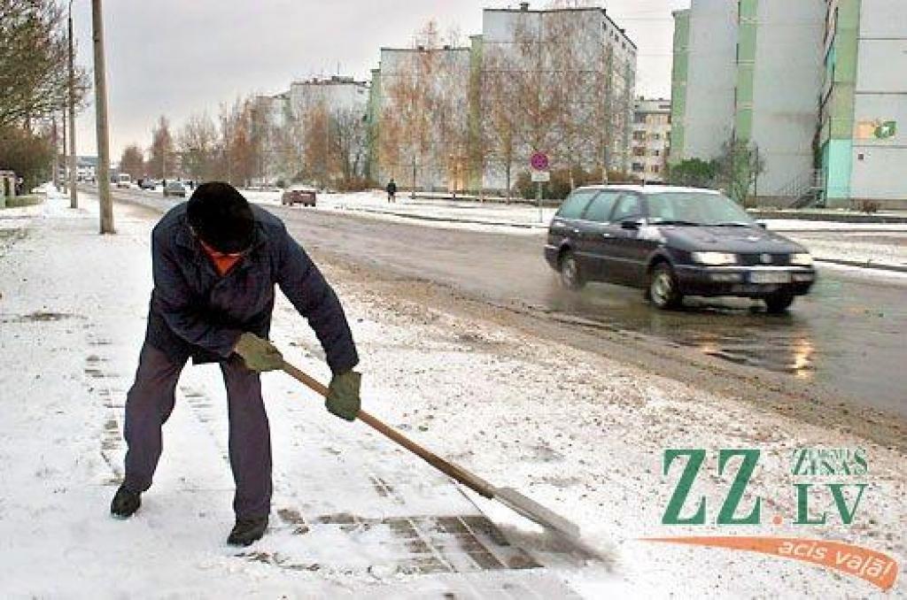 Par sniega netīrīšanu draud sods līdz 250 latiem