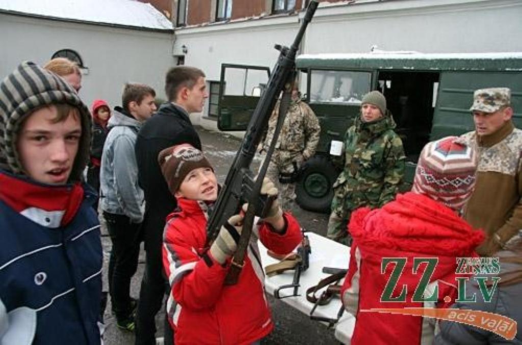 FOTO: Iepazīst grāmatas, ieročus un tradīcijas