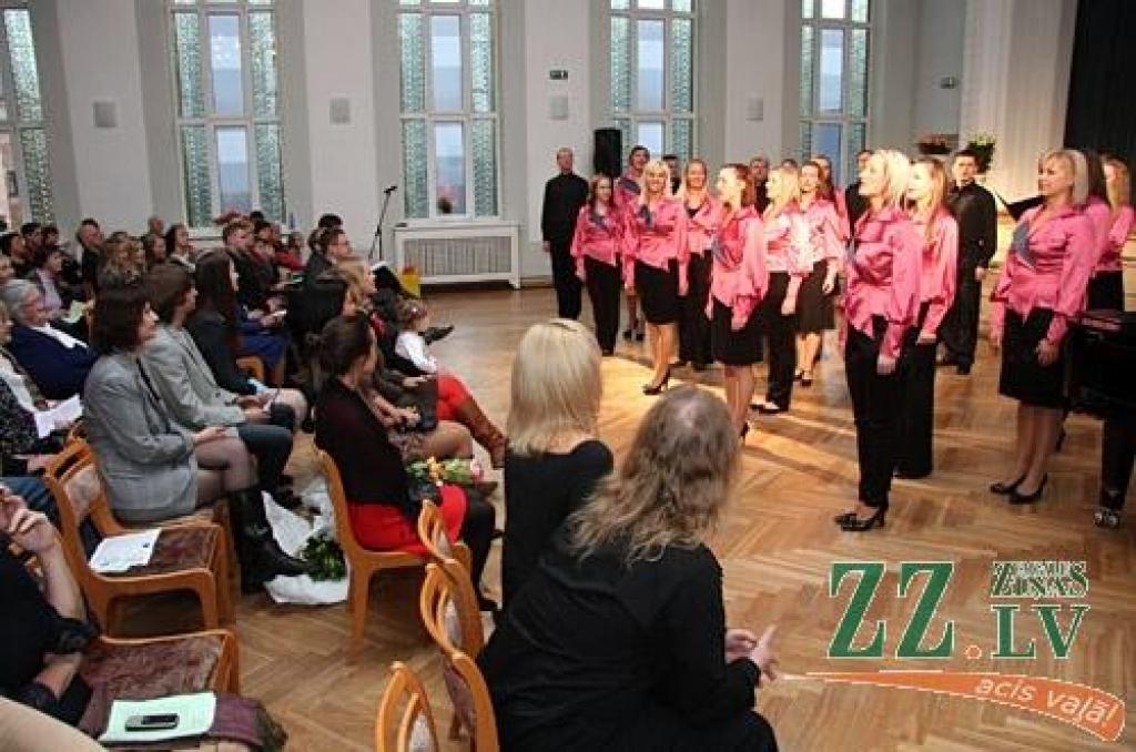 «Mītavas» jubilejas koncertā dzied koristi, viesi un skatītāji (ar foto)