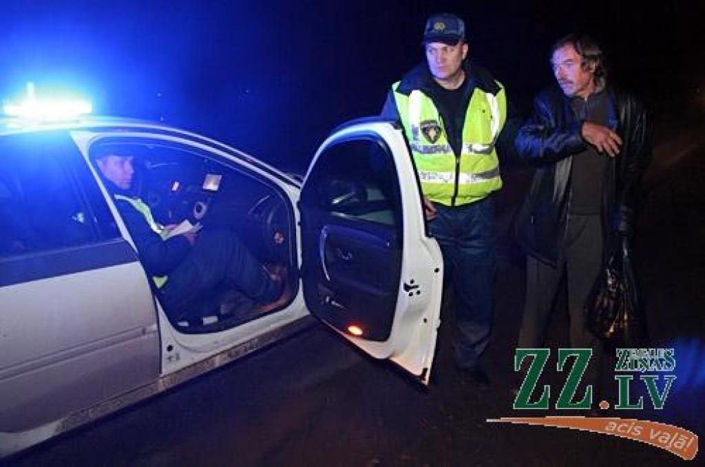 Vakaros pilsētas ielās ir daudz šoferiem grūti pamanāmu velosipēdistu un gājēju (ar foto)