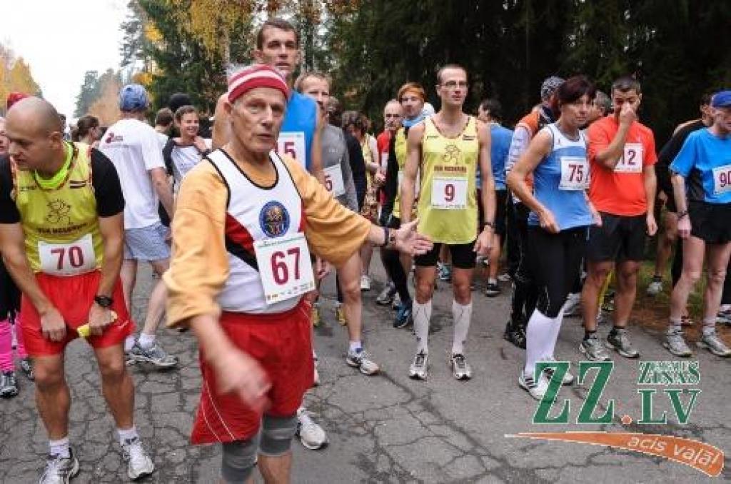 FOTO: Skriešana. Ozolnieku pusmaratons pulcē dalībnieku rekordskaitu