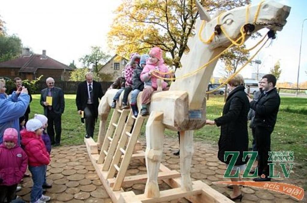 Foto: Mazie jelgavnieki izmēģina jaunos pasaku rotaļu rīkus