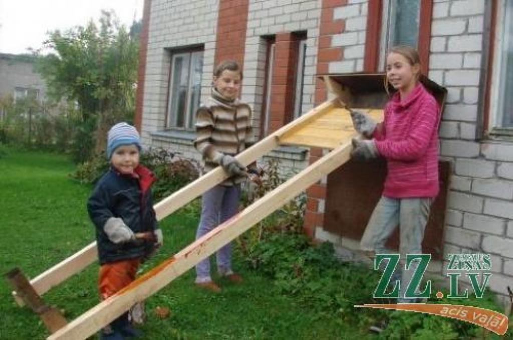 Pateicoties pašvaldības un talcinieku atbalstam, Atpūtas ciemā tapis rotaļlaukums (ar foto)