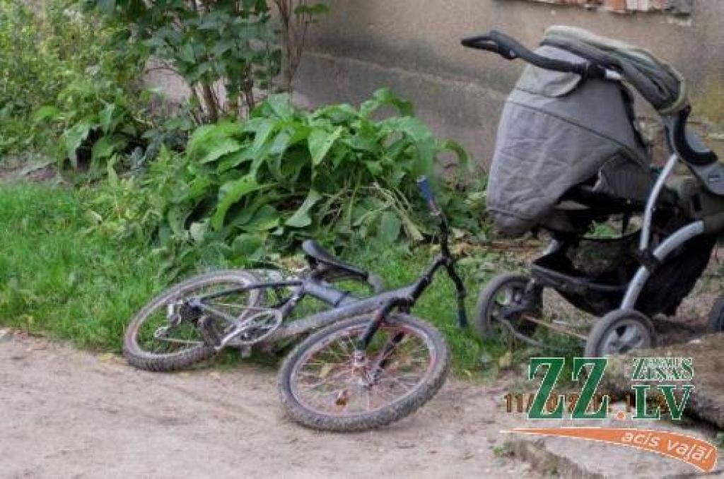 Ozolniekos noraizējušies, ka vietējie nepieslēdz savus velosipēdus (ar foto)