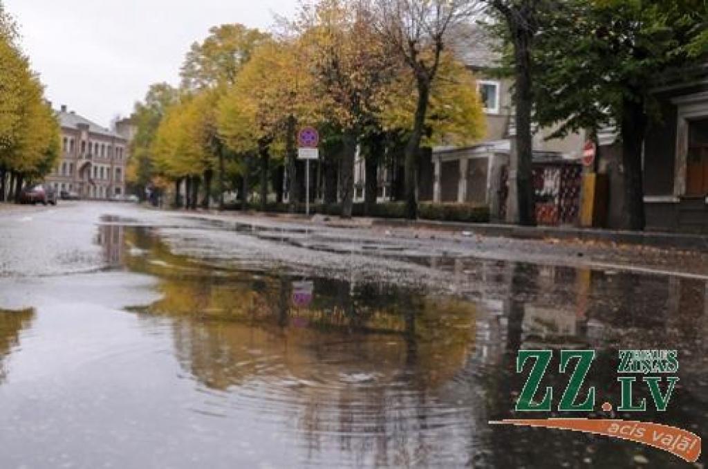 Pēc portāla sniegtās informācijas likvidē ūdensvada avāriju Zemgales prospektā (ar foto)