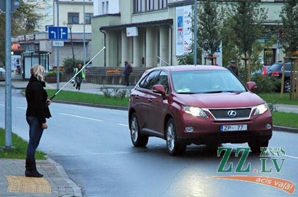 Raiņa ielā vadītājiem atgādina par neredzīgo tiesībām (ar foto)