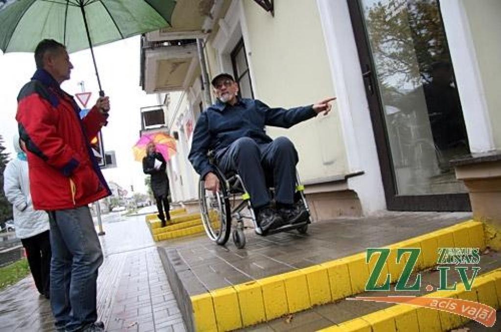 Foto: Ratiņnieki testē Raiņa ielu un ēdināšanas iestādes