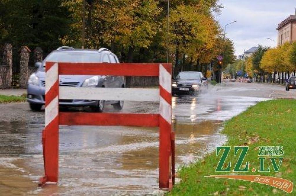 Foto: Četrdesmitgadīgs ūdensvads applūdina Lielo ielu pie Annas baznīcas