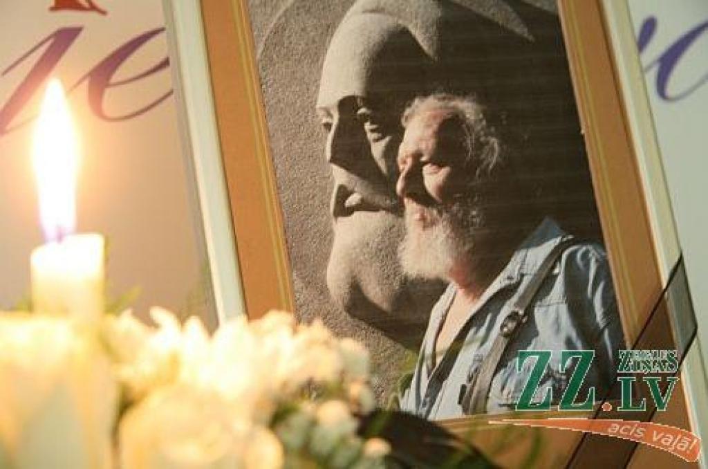 Georgu Svikuli izvadīs no Zanderu kapličas