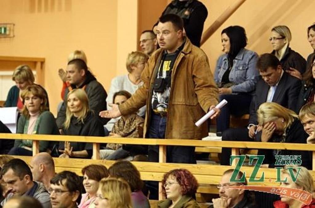 Sapulcē Ozolnieku skolas vadība dižojas ar paveikto; vecāki bailēs par vardarbību pret bērniem prasa policistu