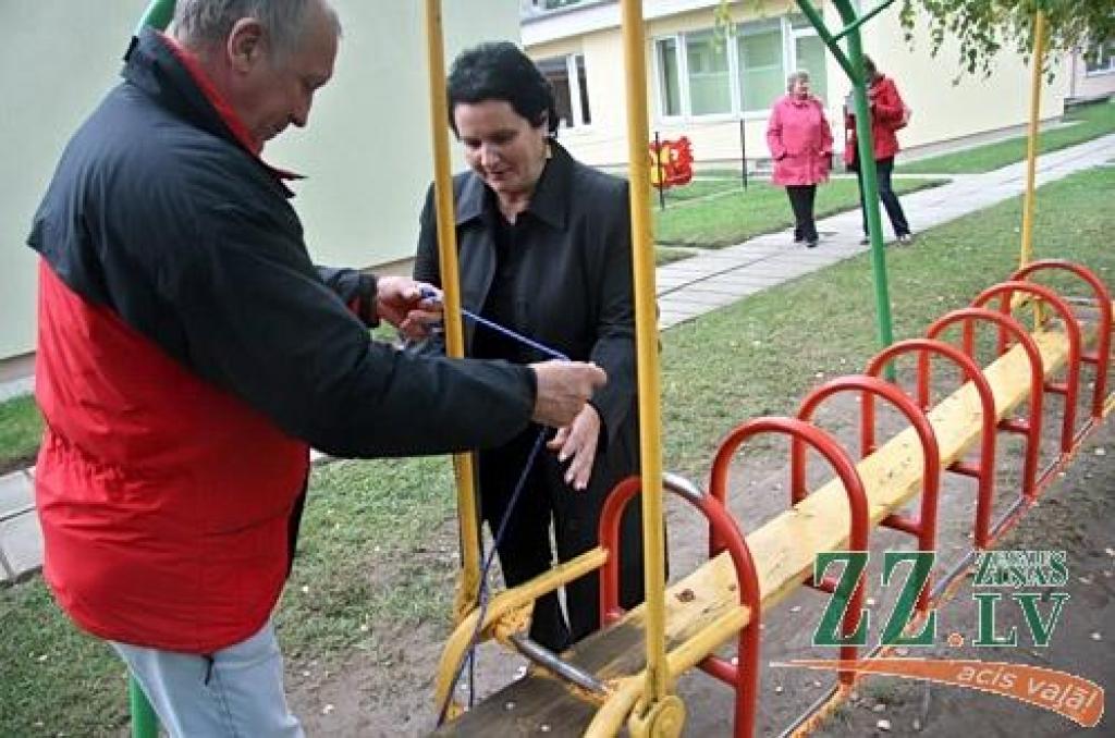 Ceturtdien «Zemgales Ziņās»: Lai labiekārtotu rotaļu laukumus, izglītības iestādes iesaista vecākus; mazulis izkļūst no bērnudārza un viens staigā pa Raiņa ielu; no latiem varēs taisīt brošas