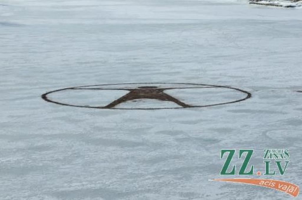 Jelgavas pašvaldība par SC logo uz Lielupes ledus: Gaistošas reklāmas nav jāsaskaņo (papildināts)