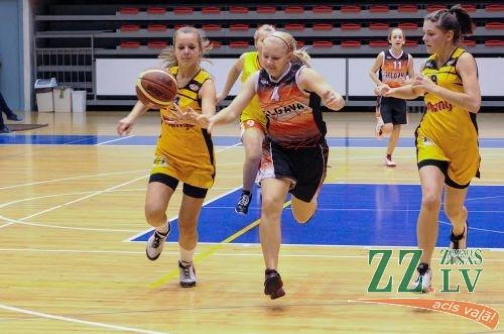 Basketbols. Šauļu meitenes aizvada pārbaudes spēles Jelgavā (ar foto)
