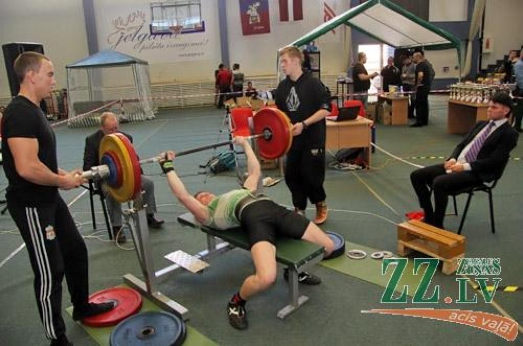 Pauerliftings. «Apoloniešiem» visu kalumu godalgas