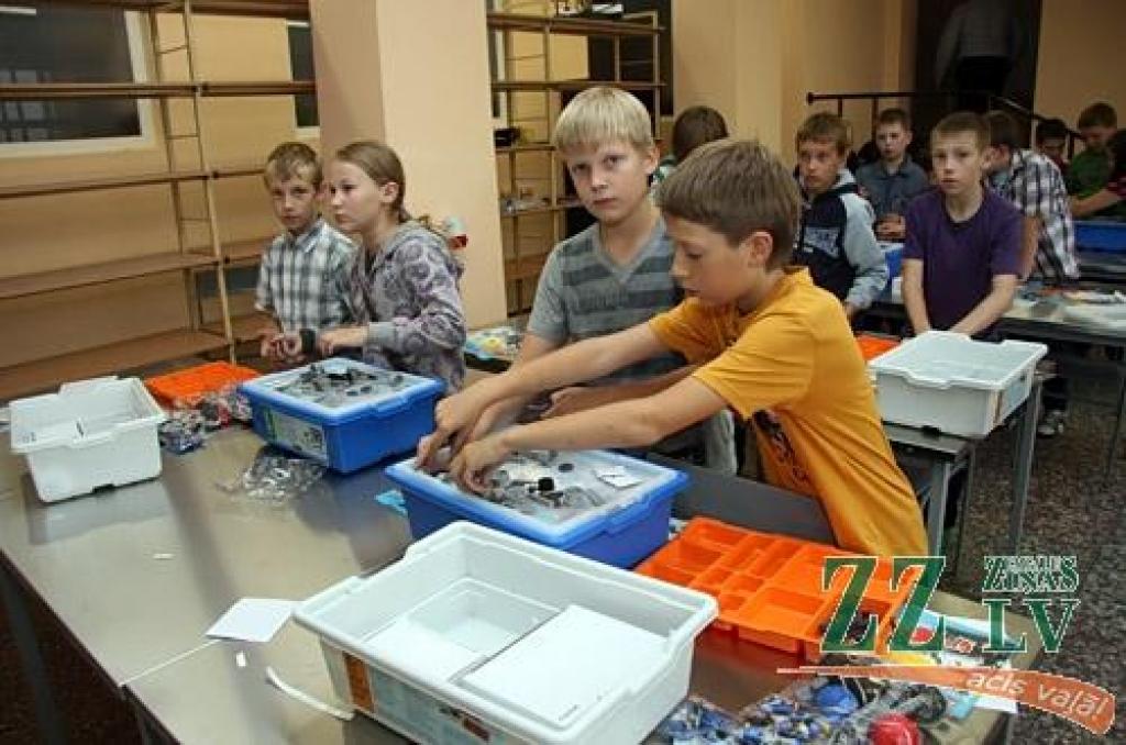 Jelgavas 3.pamatskolā sāk mācīt robotiku (ar foto)