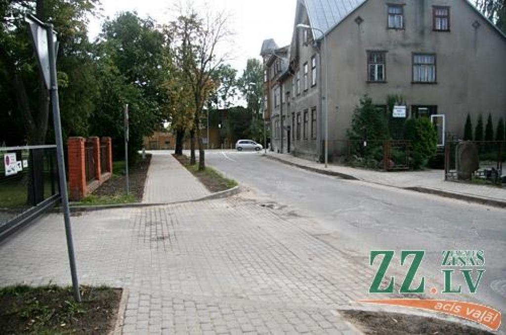 Pēc darbiem Raiņa ielā sakārto Sakņudārza ielas ietves