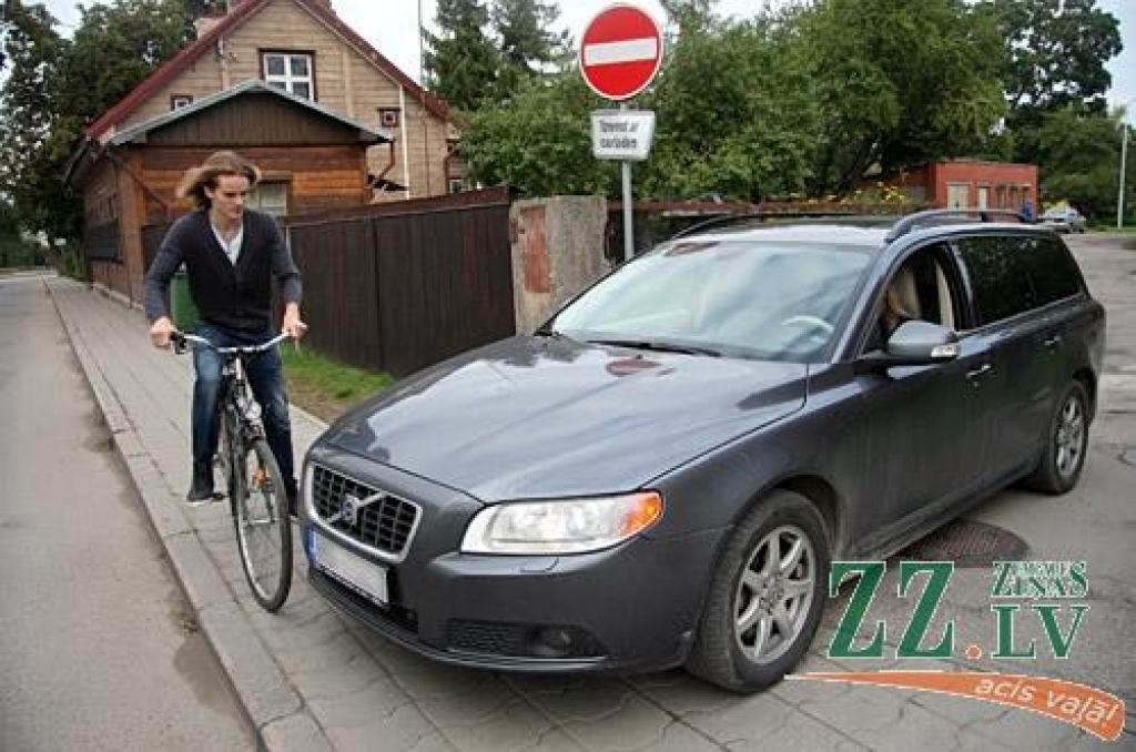 Otrdien «Zemgales Ziņās»: Policija nostājas apšaubāmi cietušo pusē; visvairāk naudu prasa bērnu rotaļu laukumiem