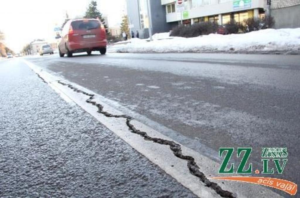 Mātera ielas plaisās vaino slodzi, temperatūru svārstības un grunts deformāciju