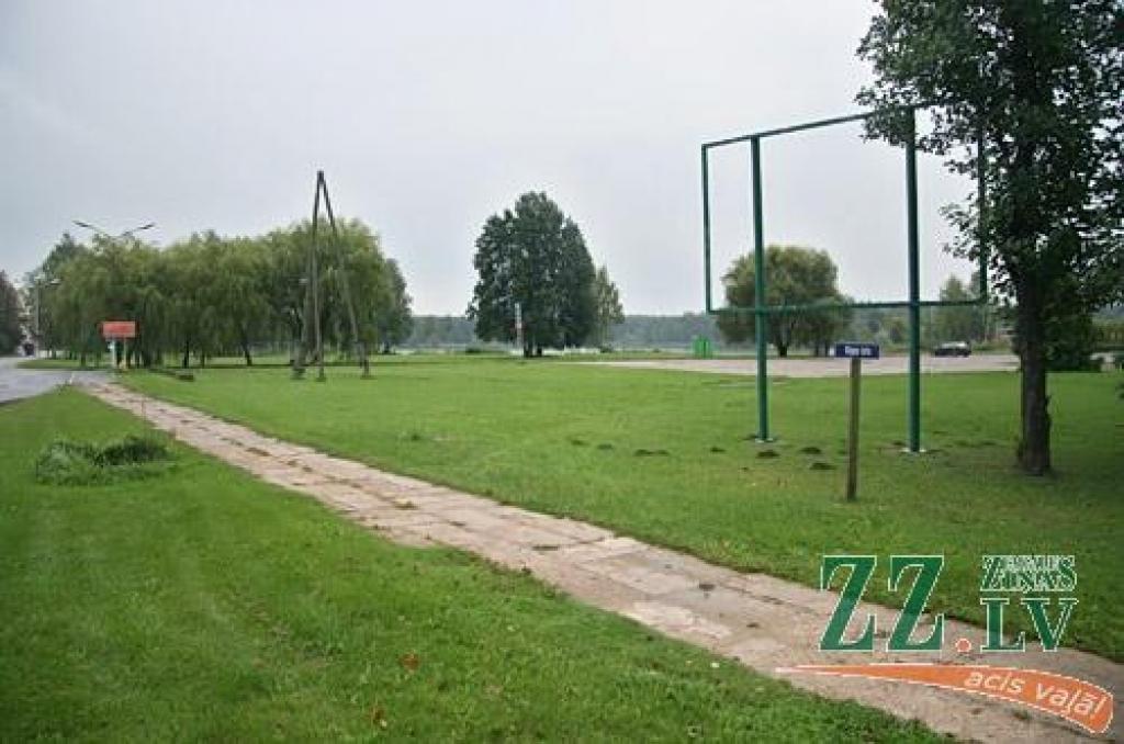 Piektdien «Zemgales Ziņās»: Ozolnieku Dome dīķmalu atdod lielveikalam, iedzīvotāji un vides sargi pret; dus līdzās dzejniekiem un karavīriem...