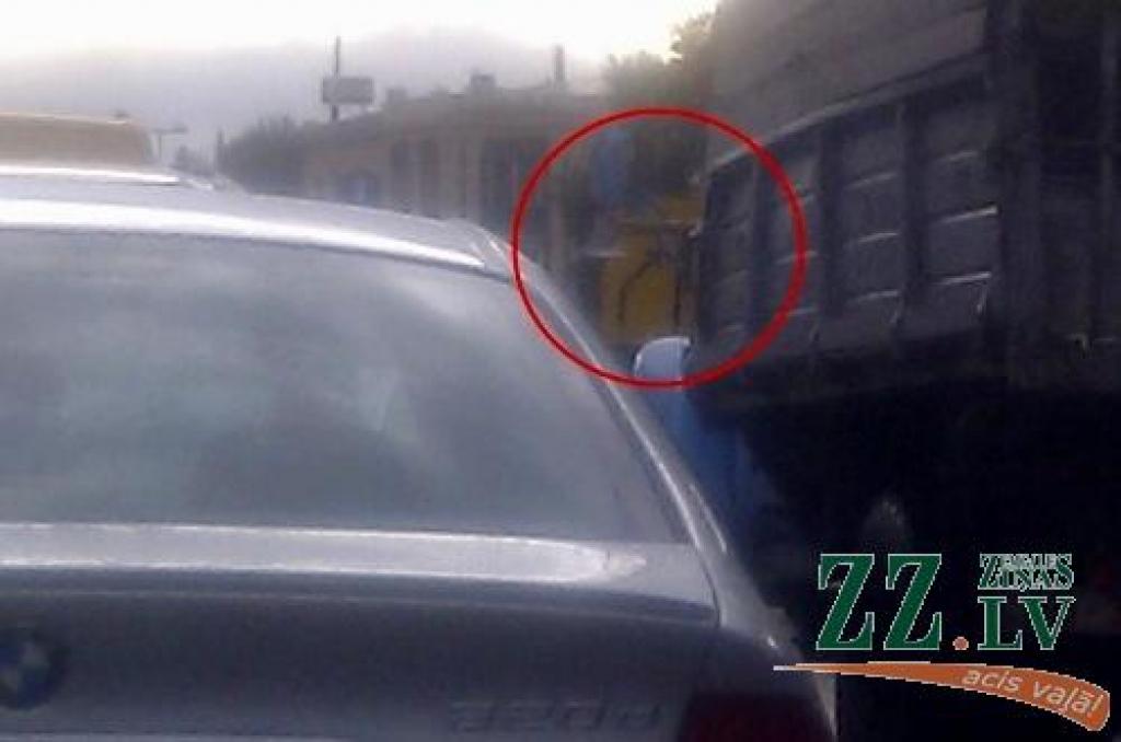 Aculiecinieks: Šoferis Lielajā ielā pa auto logu vicinās ar cirvi