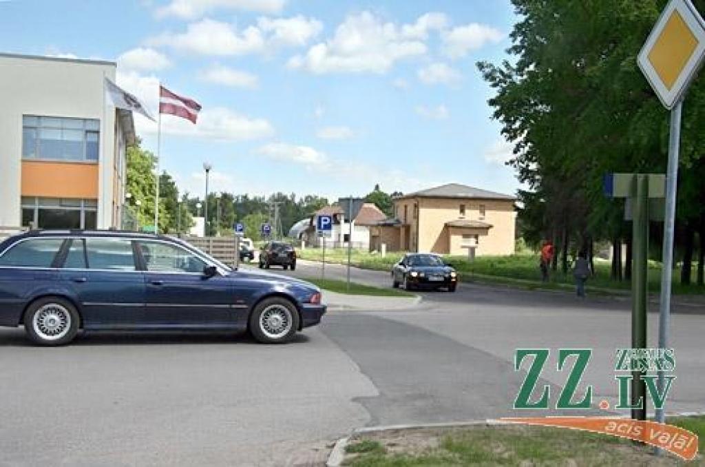 Iedzīvotāji Ozolniekos labos pašvaldības ceļu un bērnu rotaļu laukumus