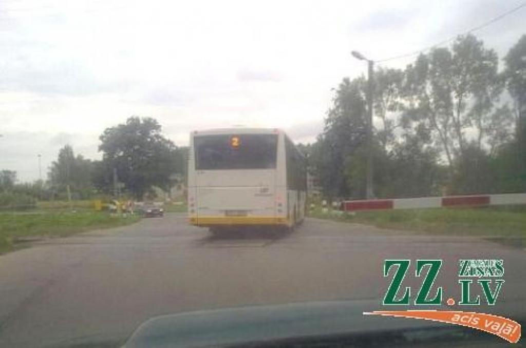 Autobusa šoferis, kas iebrauca starp barjerām, paliek bez tiesībām
