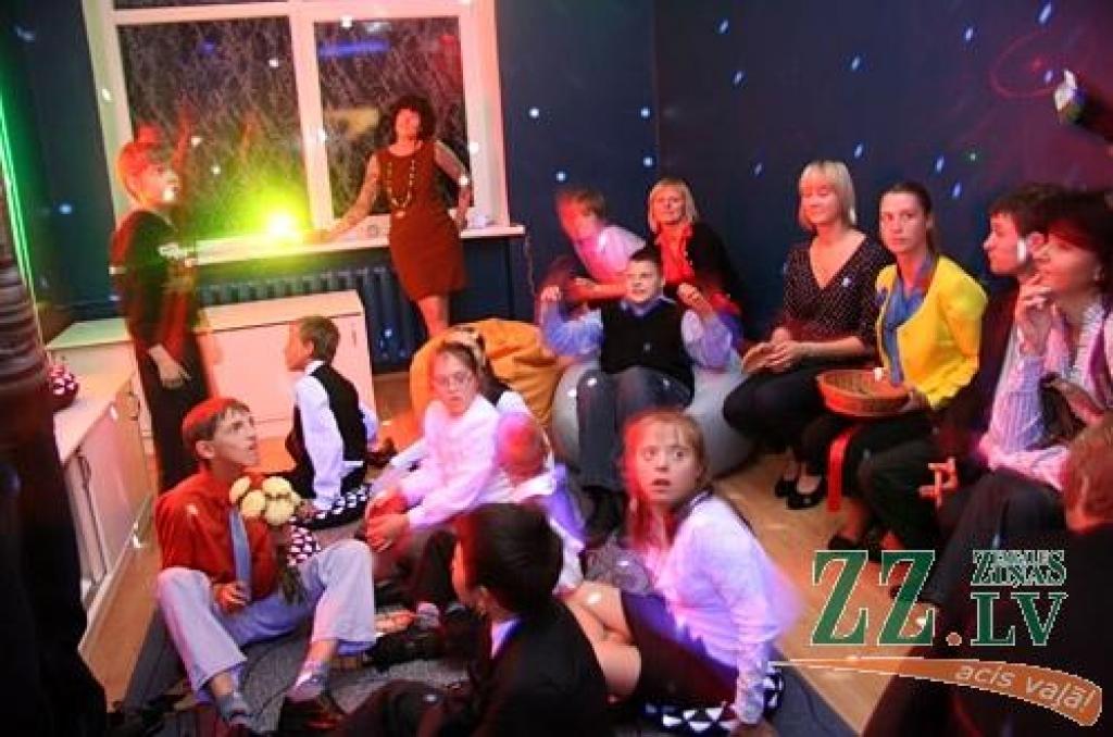 Foto: Speciālā pamatskola saņem akcijā sarūpēto dāvinājumu