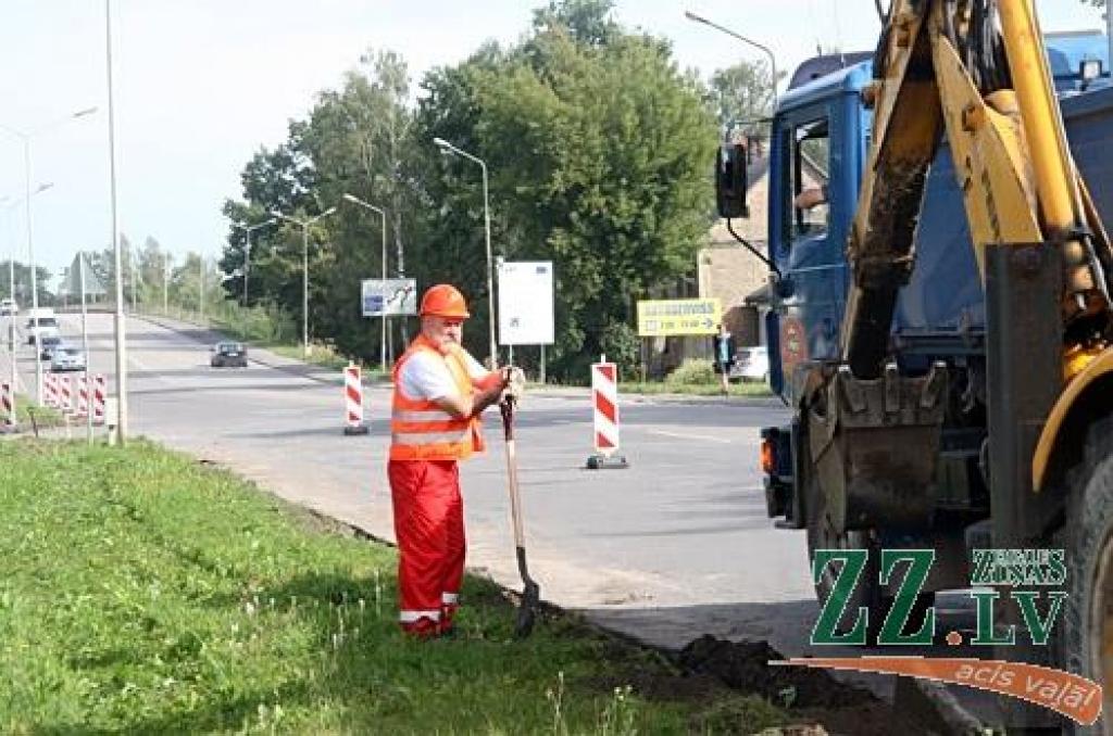 Pirms remontdarbu zonām aicina nebraukt vienā joslā un izmantot «rāvējslēdzēja» principu