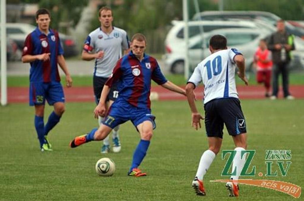 Futbols. FK «Jelgava» smagi zaudē FC «Jūrmala» komandai – 1:3 (ar foto)