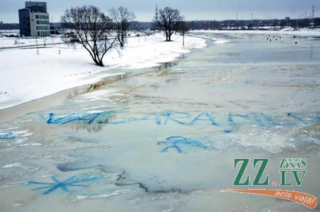 Upes klāj vidēji 40 centimetrus bieza ledus kārta