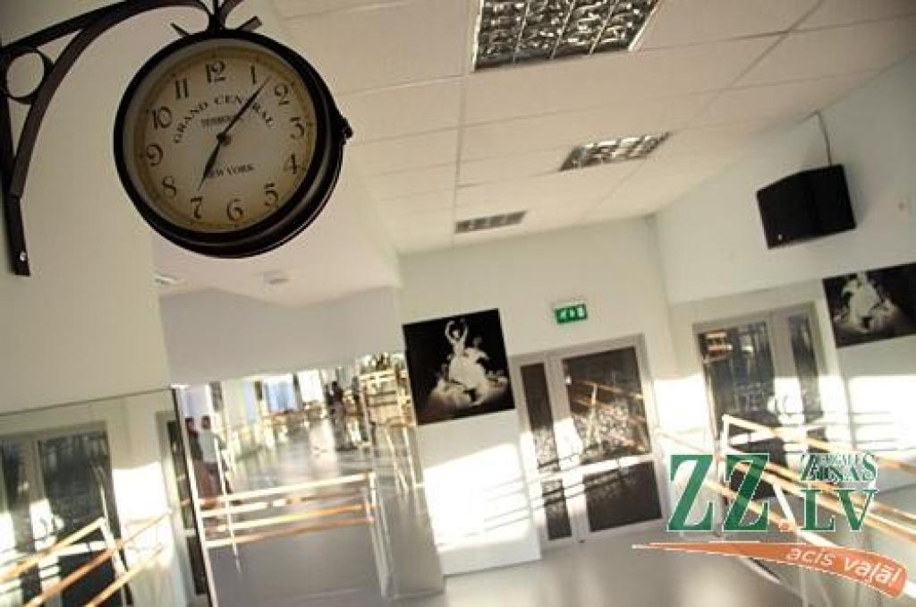 Deju centru «Cukurfabrika» apgādās ar mēbelēm