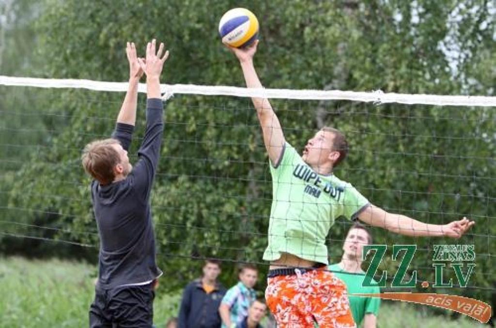 Glūdenieki sacenšas gadskārtējā «Ūdens regatē» (ar foto)
