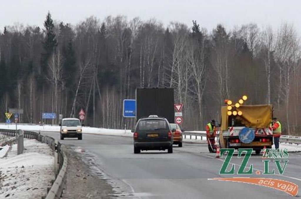 Bedres pie Branku apļa tiek «lāpītas» teju katru dienu; brūk arī jaunāki ceļi