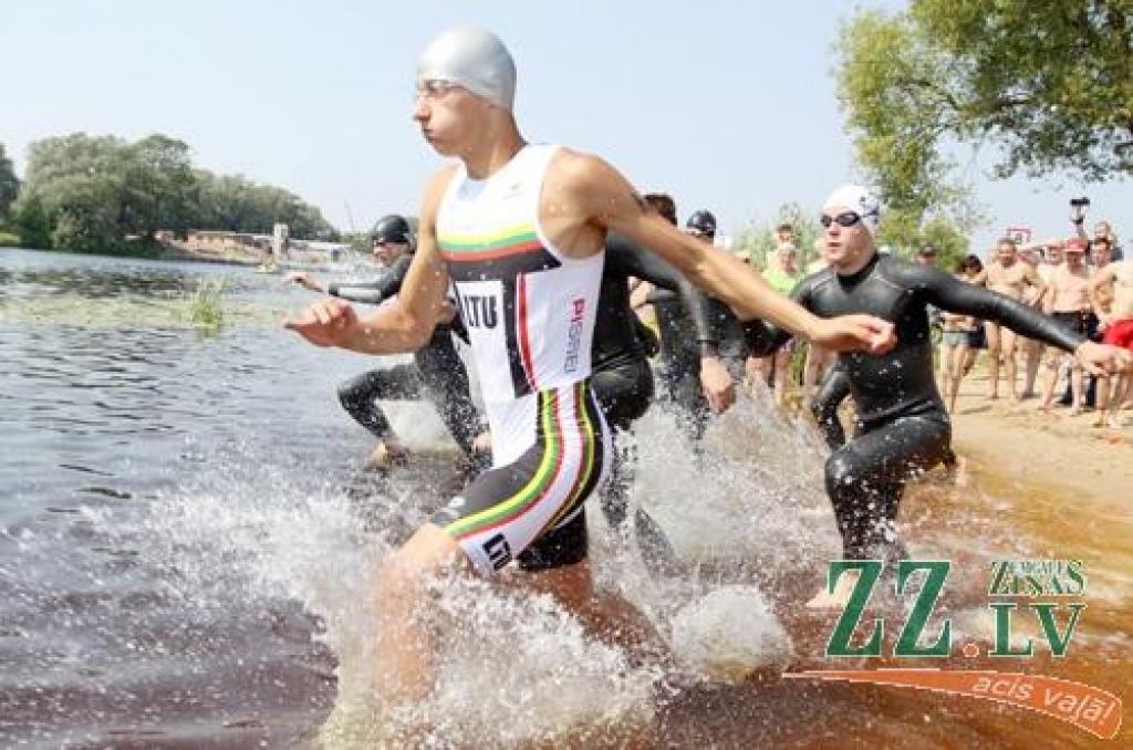 Triatlons. Pārlielupes karstumā svīst ap 150 Baltijas un Latvijas čempionāta dalībnieku