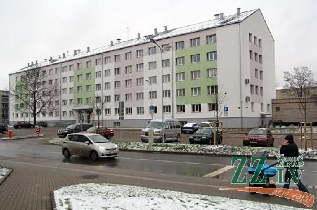 Sociālās mājas dzīvoklī vairāk nekā nedēļu noguļ mirusi sieviete
