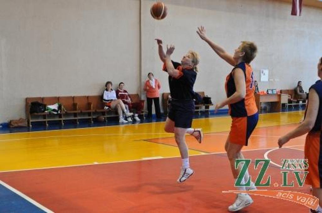 Veterānu sports. Jelgavas sporta bāzēs saimnieko seniori no visas Latvijas (ar foto)