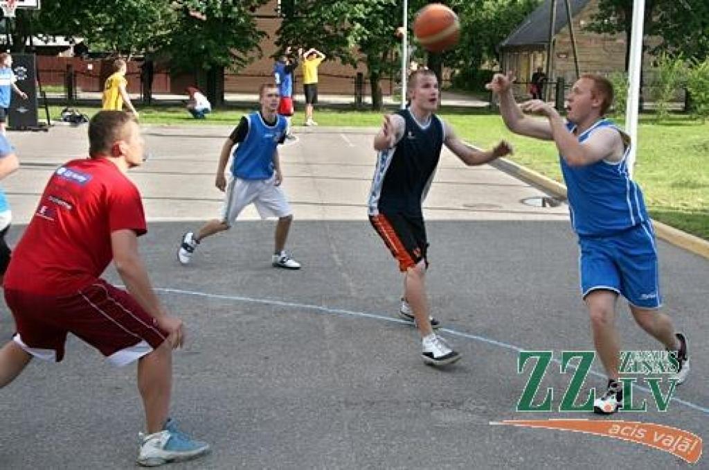 Strītbols. Pilsētas čempionātu ar uzvaru sāk «Armet» vīri un «FZ» meitenes