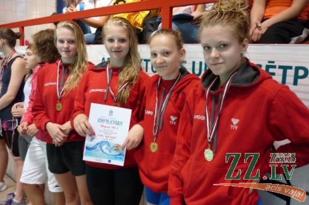 Peldēšana. Jelgavniecēm Latvijas čempionāta zelts visās trijās stafetēs