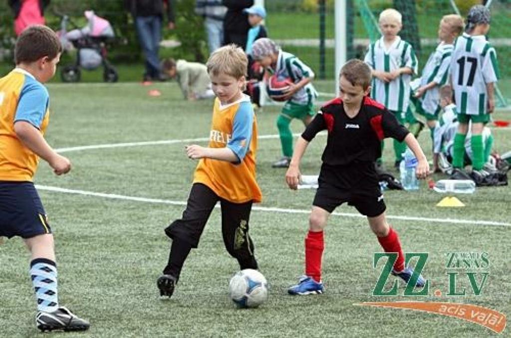 Futbols. Četrpadsmit U8 vecuma komandas tiekas Zemgales čempionātā Jelgavā (ar foto)
