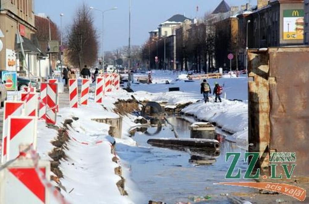 «Jelgavas ūdens» noliedz, ka Lielajā ielā vairākas nedēļas nav likvidēta ūdensvada avārija