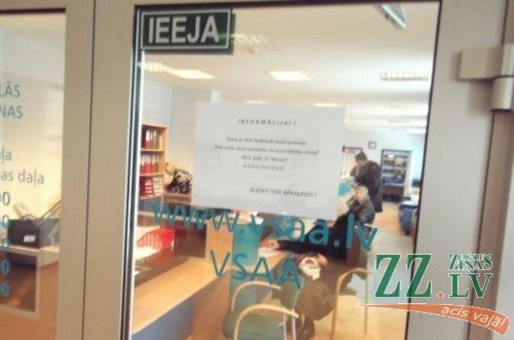 VSAA un NVA darbinieki Jelgavā pret zemām algām protestē bez lozungiem