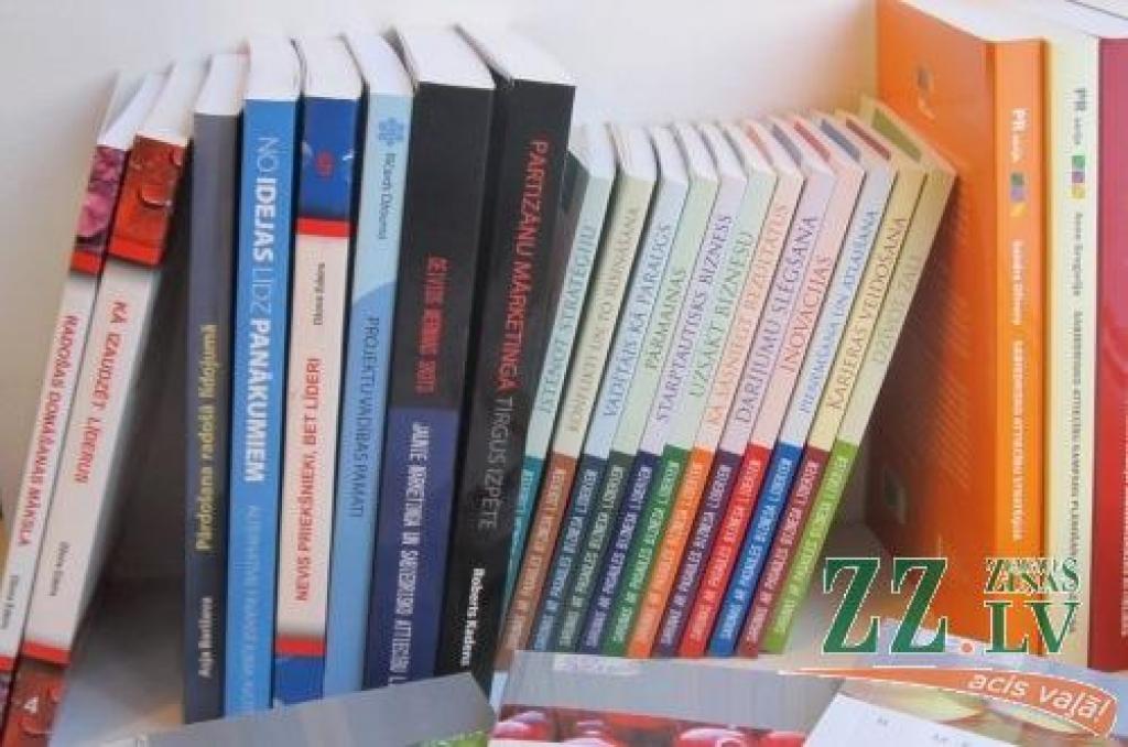 Jelgavas Zinātniskajai bibliotēkai dāvina grāmatas par uzņēmējdarbību
