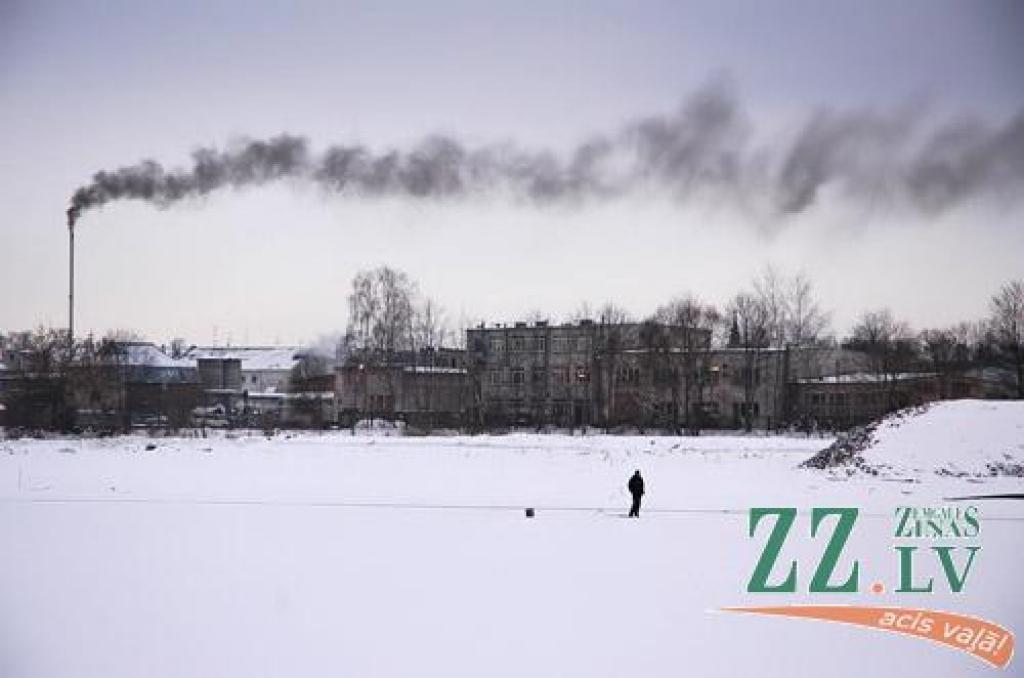 Brīdina par kriminālatbildību saistībā ar uz mūžu notiesātā vadāšanu roku dzelžos Jelgavas cietumā