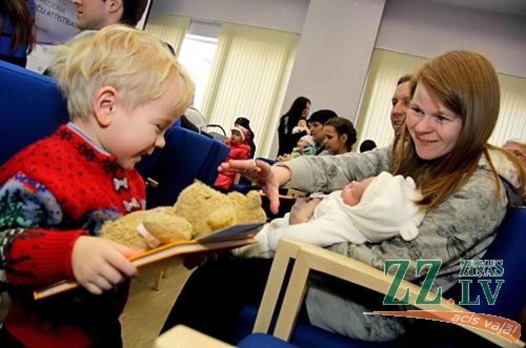 Foto: Pilsētas piemiņas karotītes saņem pērn gada nogalē dzimušie