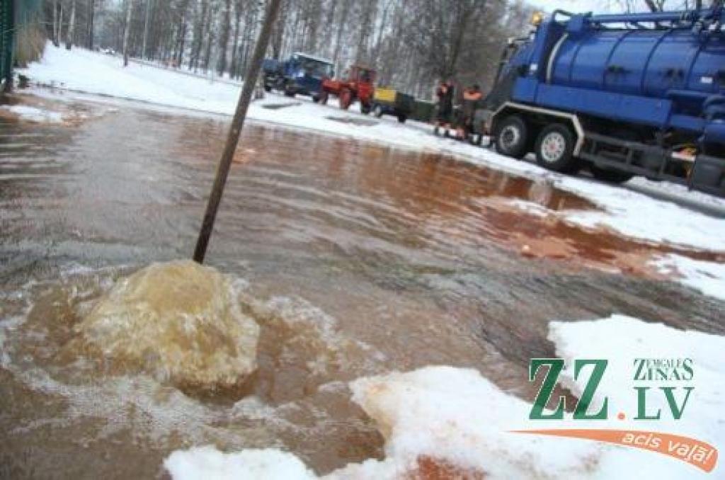 Vecajā ceļā plīsis ūdensvads; slēgta satiksme pie ledus halles