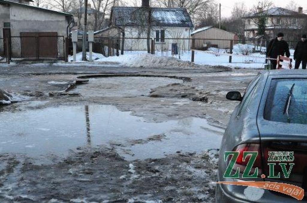 Pumpura ielas ūdensvada avārija bez ūdens atstāj daudzus namus; mācību process skolā nav traucēts (papildināts, ar foto)
